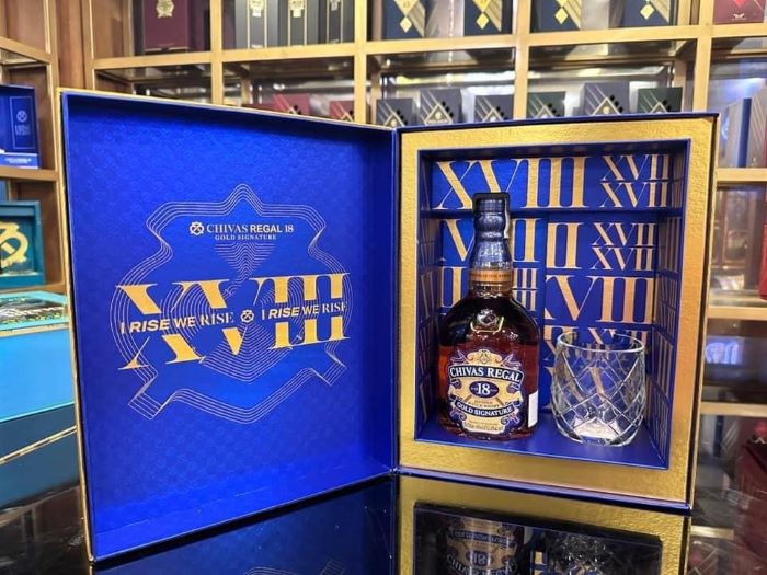 Hộp Quà Tết Rượu Vang Chivas Regal 18 Gold Signature